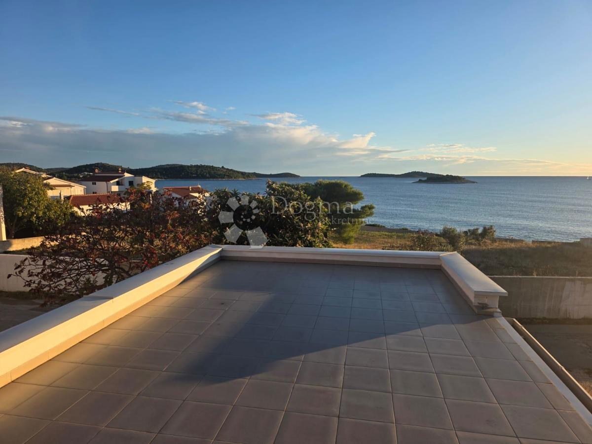 ROGOZNICA - HIŠA V 2. VRSTI OD MORJA