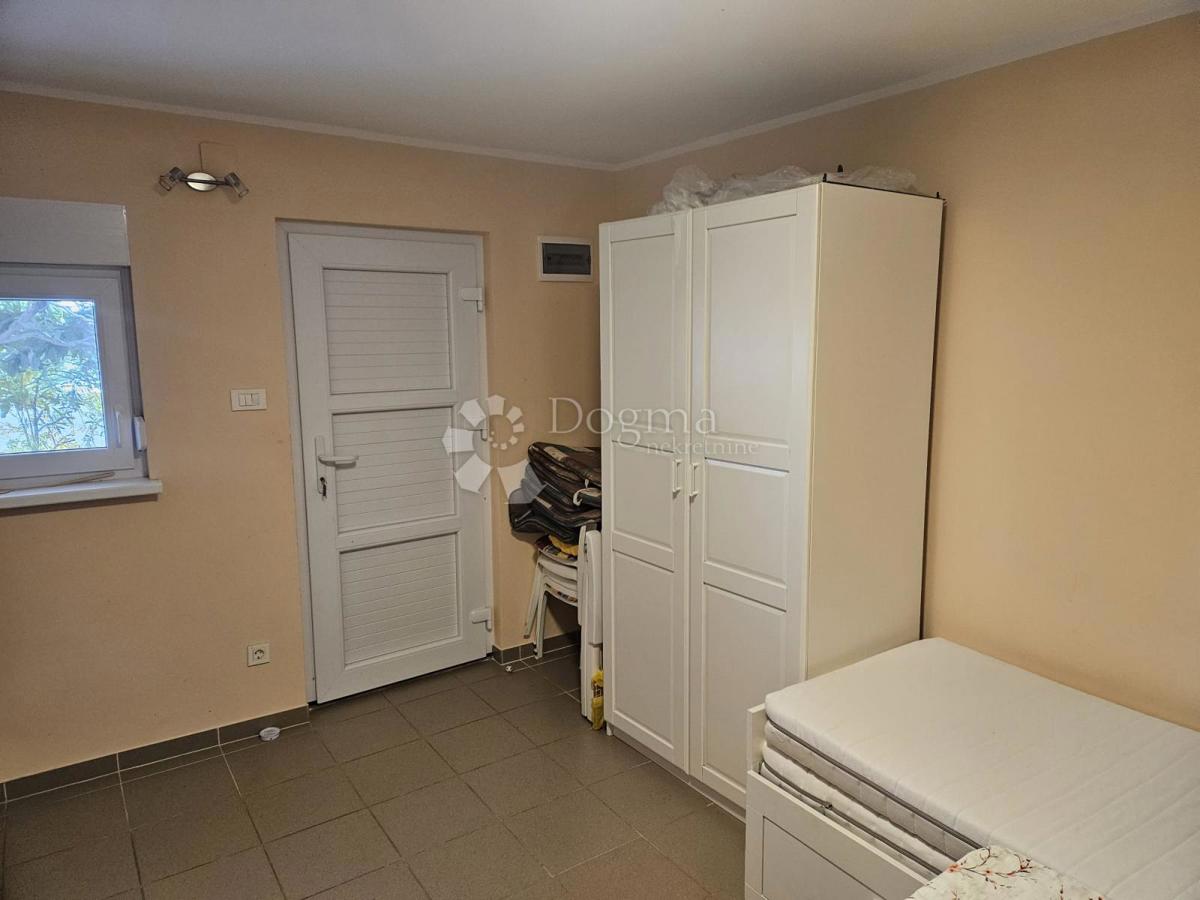 ROGOZNICA - HIŠA V 2. VRSTI OD MORJA