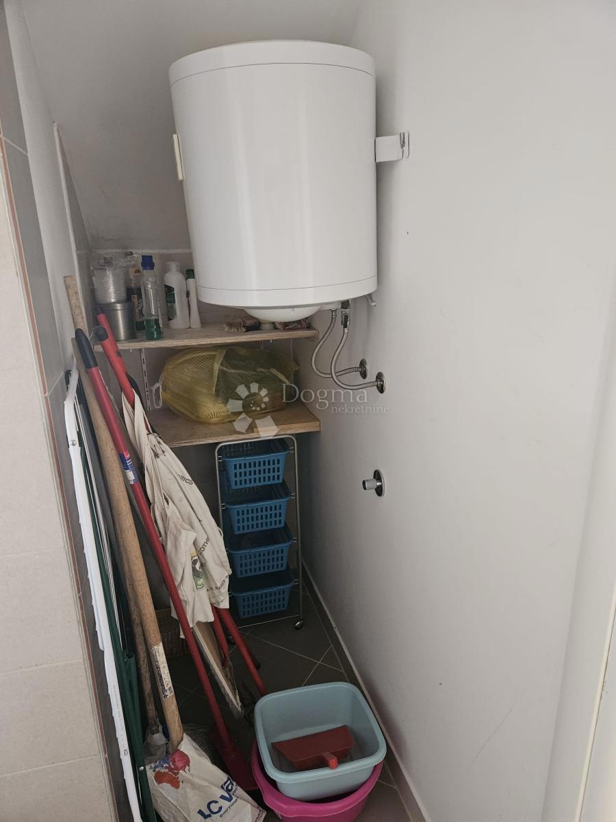 ROGOZNICA - HIŠA V 2. VRSTI OD MORJA