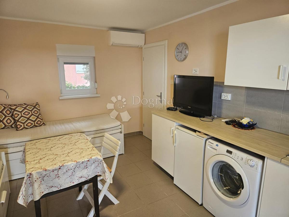 ROGOZNICA - HIŠA V 2. VRSTI OD MORJA