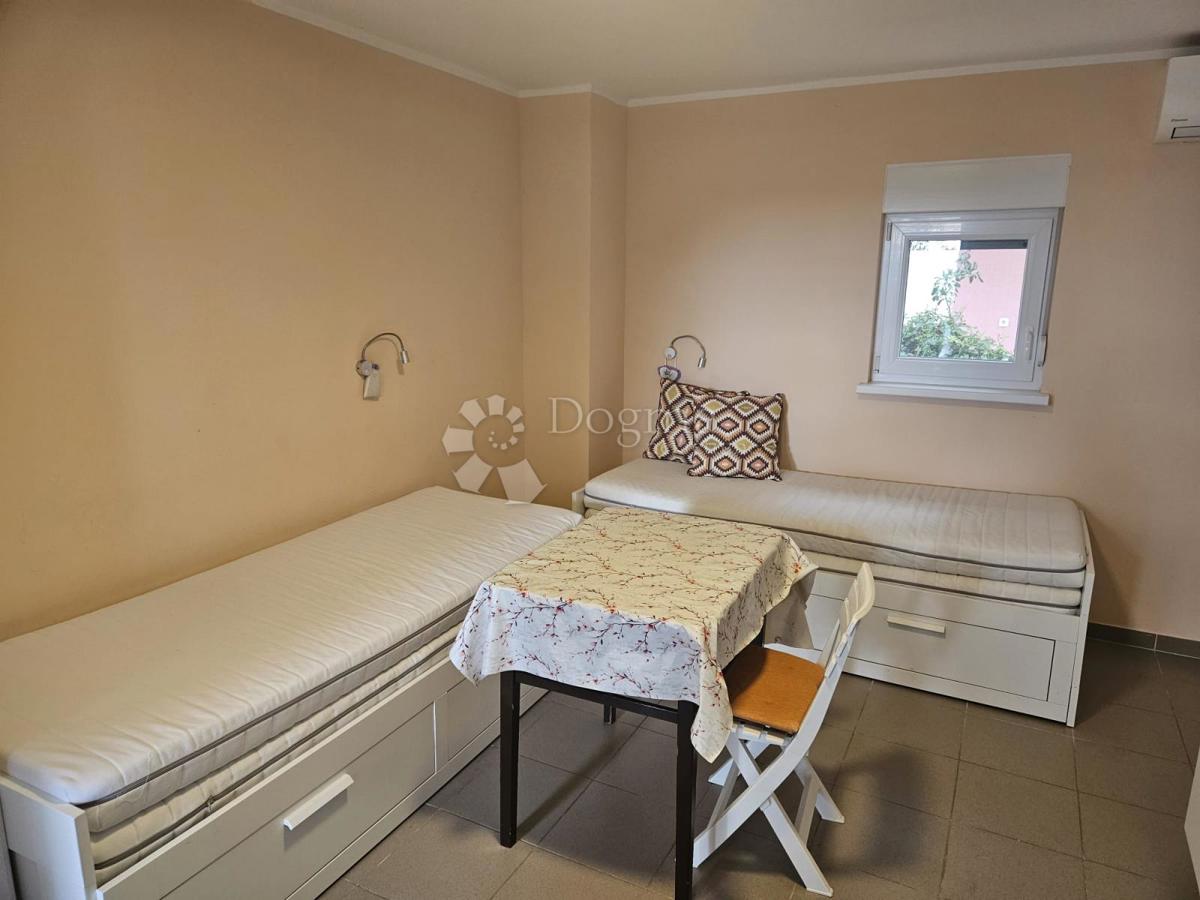 ROGOZNICA - HIŠA V 2. VRSTI OD MORJA