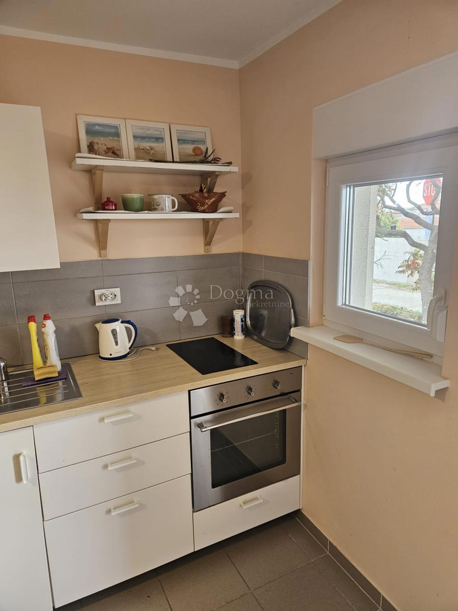 ROGOZNICA - HIŠA V 2. VRSTI OD MORJA