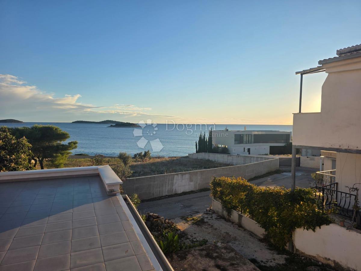 ROGOZNICA - HIŠA V 2. VRSTI OD MORJA