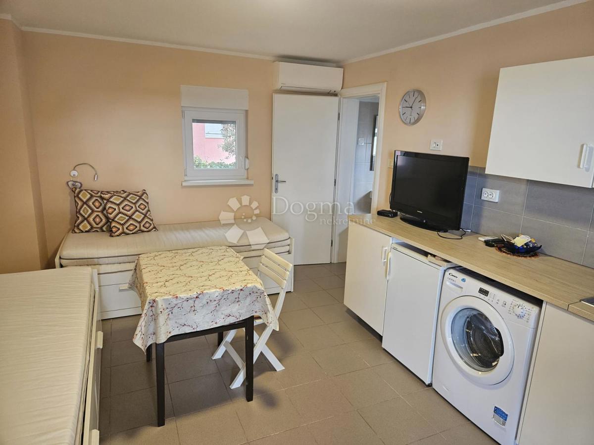 ROGOZNICA - HIŠA V 2. VRSTI OD MORJA