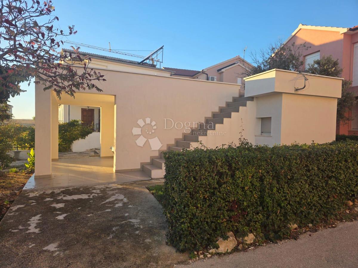 ROGOZNICA - HIŠA V 2. VRSTI OD MORJA