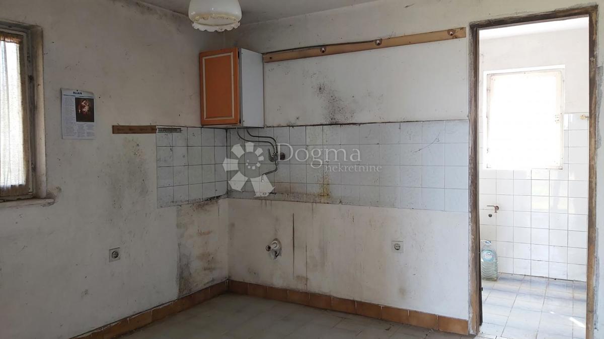 Hiša za obnovo in 5200 m² zazidljivega zemljišča