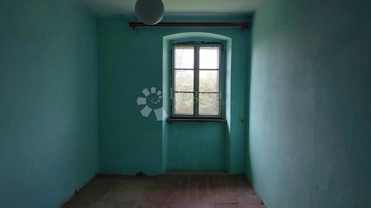 Hiša za obnovo in 5200 m² zazidljivega zemljišča