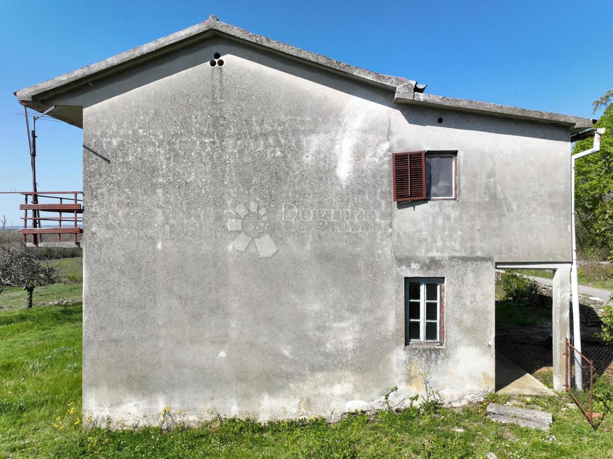 Hiša za obnovo in 5200 m² zazidljivega zemljišča