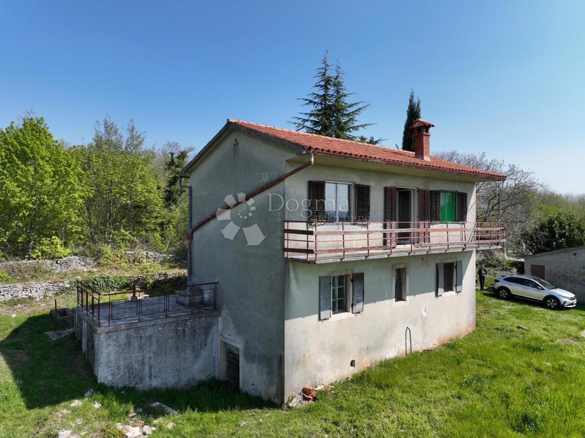 Hiša za obnovo in 5200 m² zazidljivega zemljišča