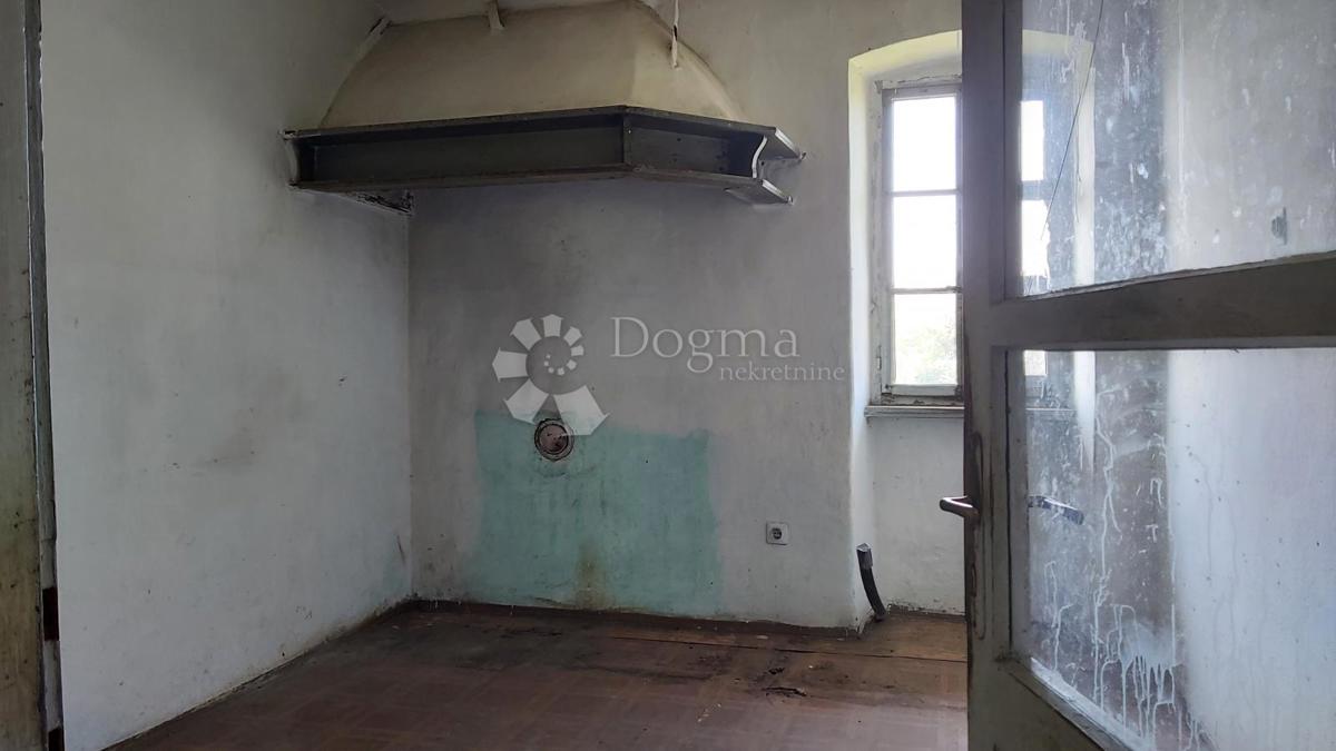 Hiša za obnovo in 5200 m² zazidljivega zemljišča