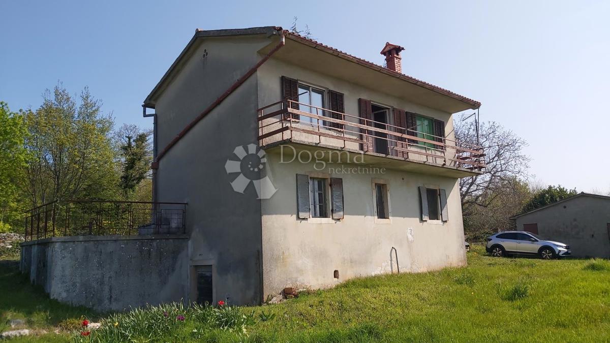 Hiša za obnovo in 5200 m² zazidljivega zemljišča