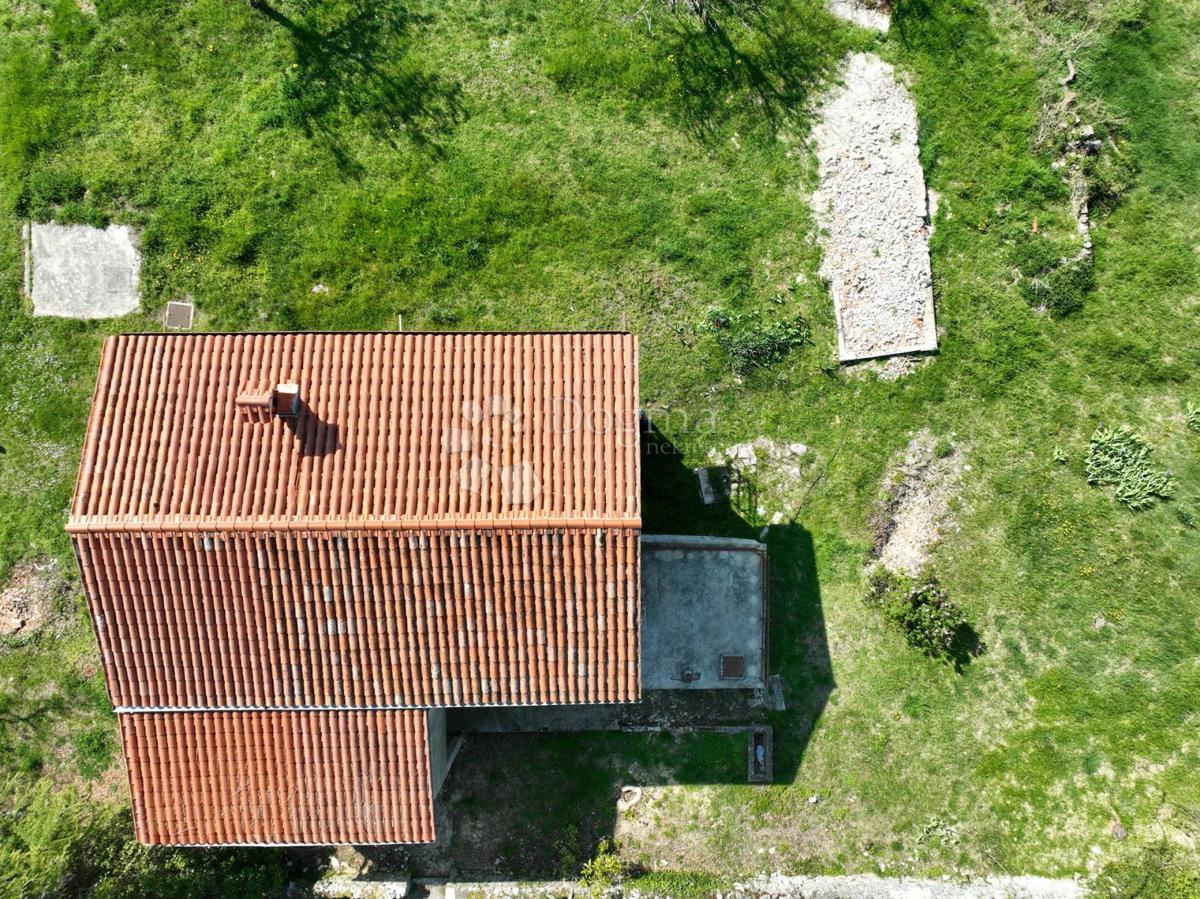 Hiša za obnovo in 5200 m² zazidljivega zemljišča