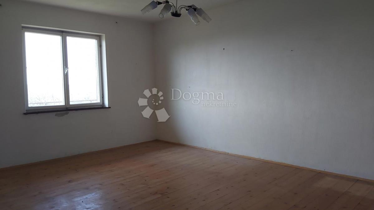 Hiša za obnovo in 5200 m² zazidljivega zemljišča