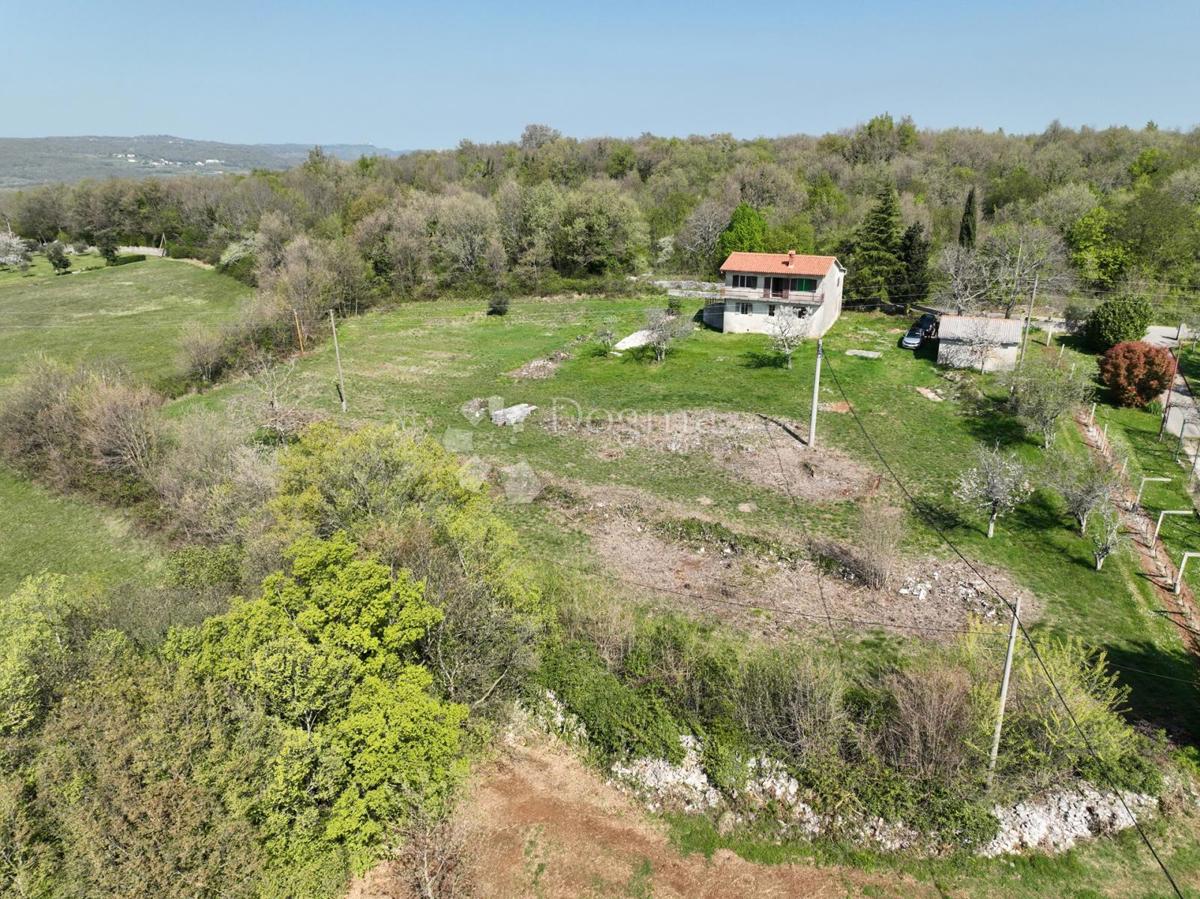 Hiša za obnovo in 5200 m² zazidljivega zemljišča