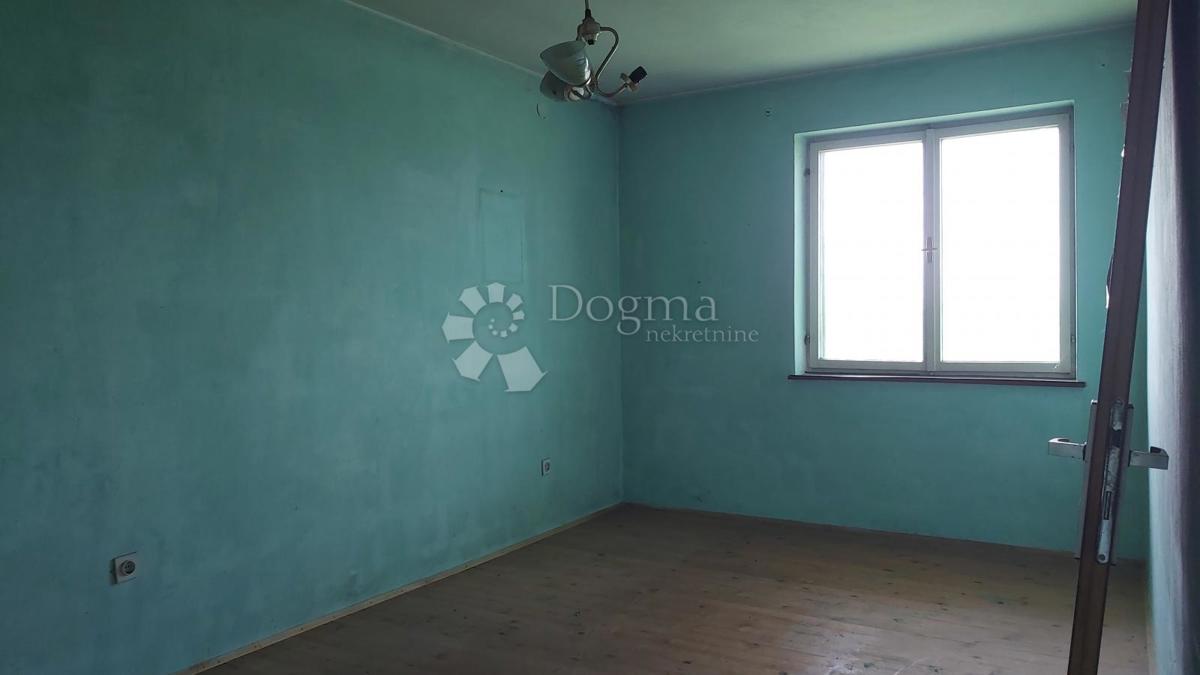 Hiša za obnovo in 5200 m² zazidljivega zemljišča