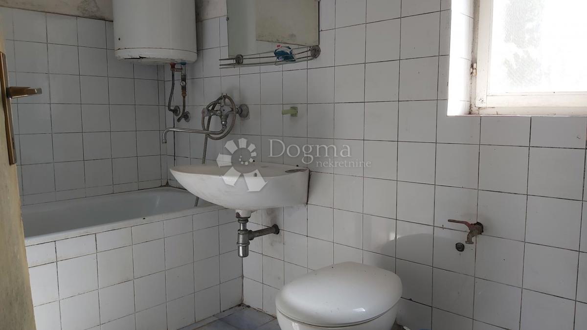 Hiša za obnovo in 5200 m² zazidljivega zemljišča