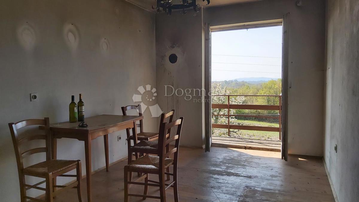 Hiša za obnovo in 5200 m² zazidljivega zemljišča