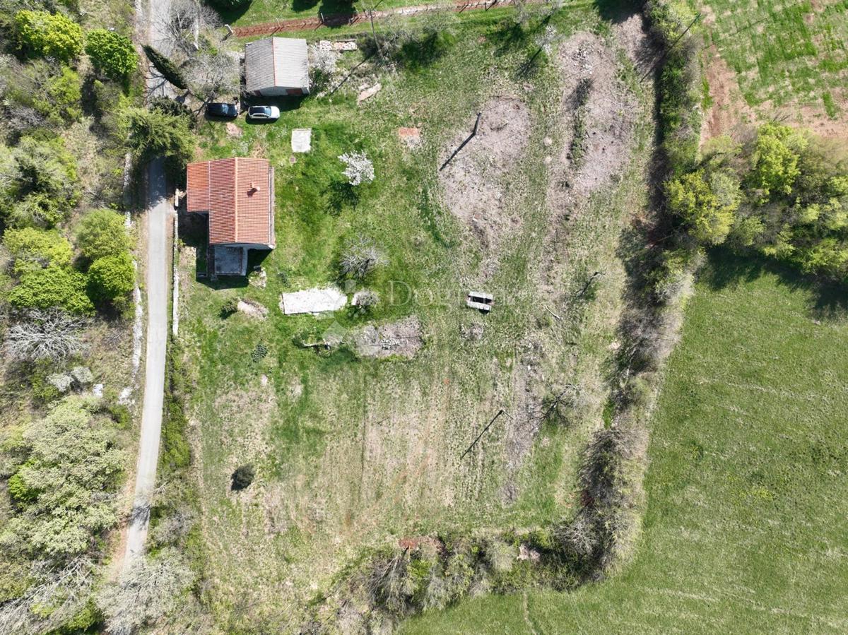 Hiša za obnovo in 5200 m² zazidljivega zemljišča