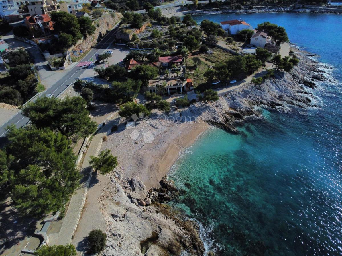 PRIMOŠTEN - PRITLIČJE PRVA VRSTA DO MORJA