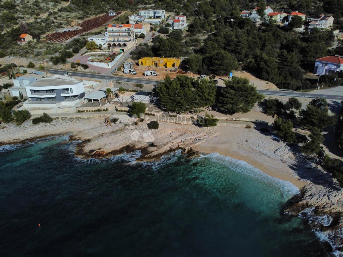 PRIMOŠTEN - PRITLIČJE PRVA VRSTA DO MORJA