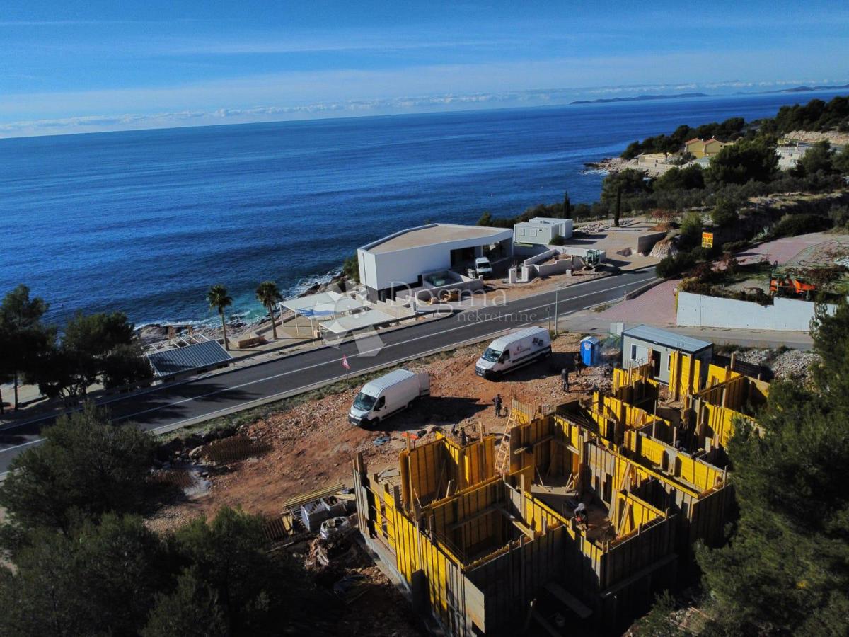 PRIMOŠTEN - PRITLIČJE PRVA VRSTA DO MORJA