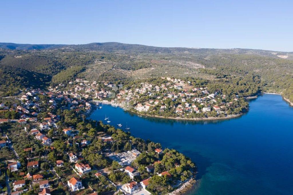 PRILOŽNOST: Mirna gradbena parcela (P-5) na otoku Braču