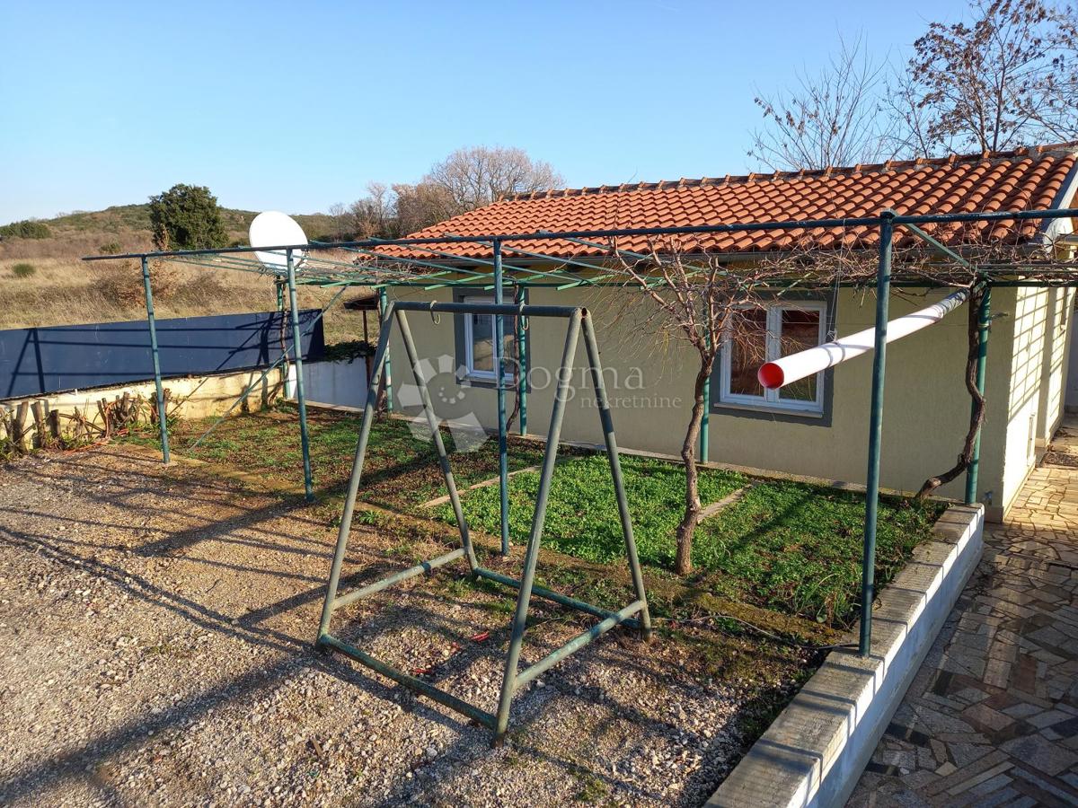 Istrsko posestvo velikosti 5000 m² z več stavbami in parkom