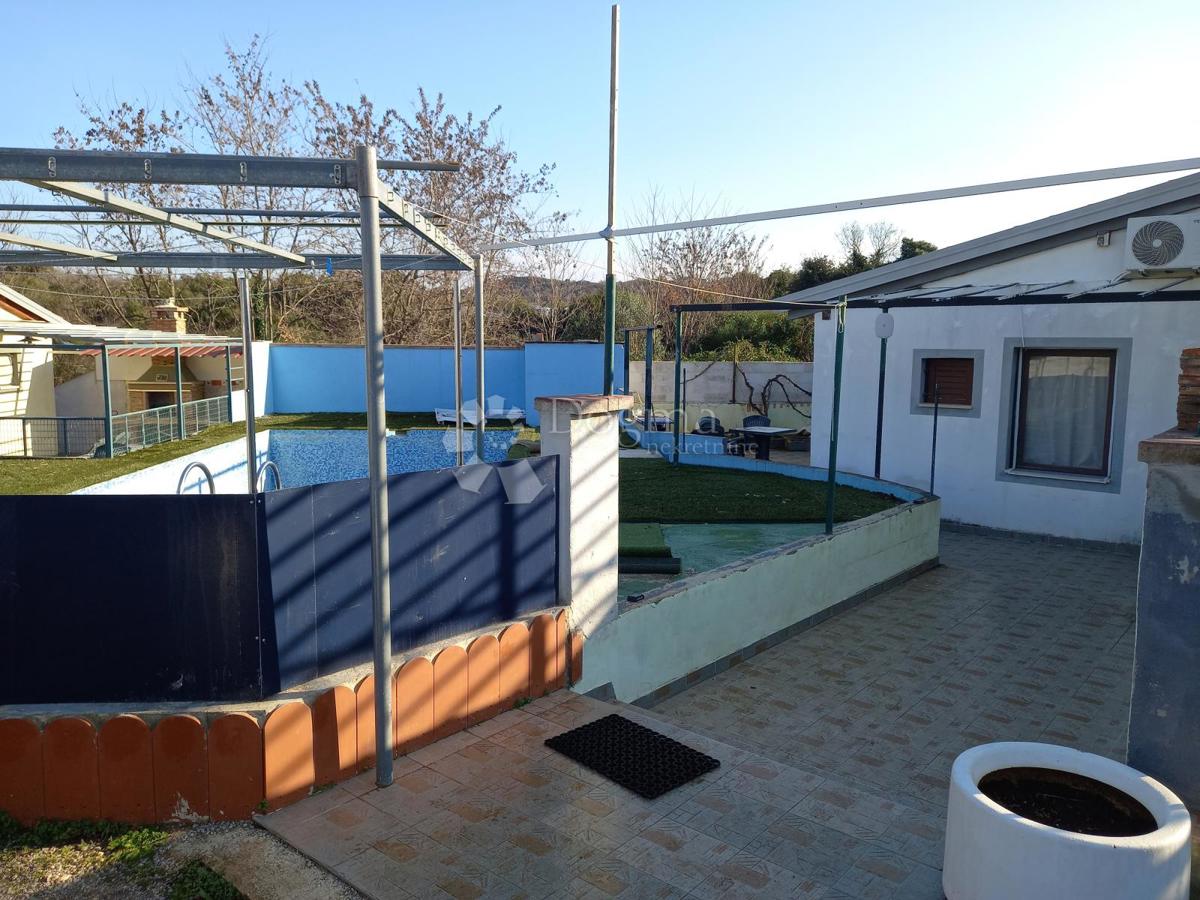 Istrsko posestvo velikosti 5000 m² z več stavbami in parkom