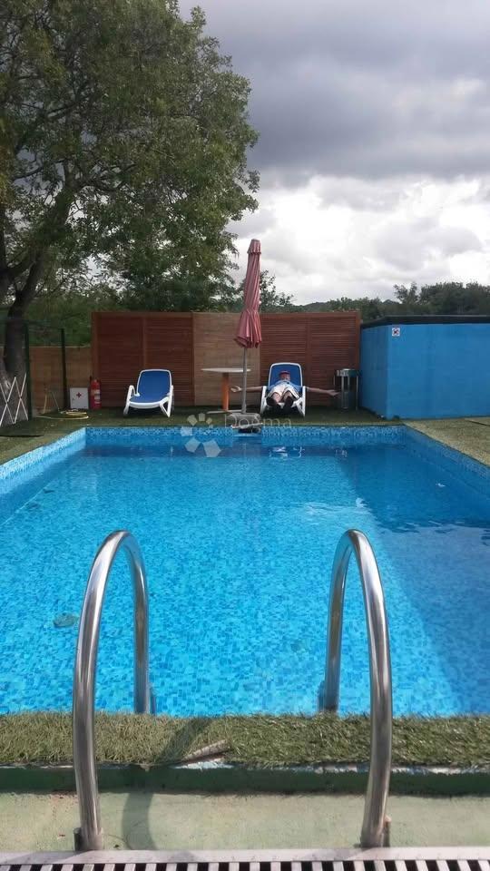 Istrsko posestvo velikosti 5000 m² z več stavbami in parkom