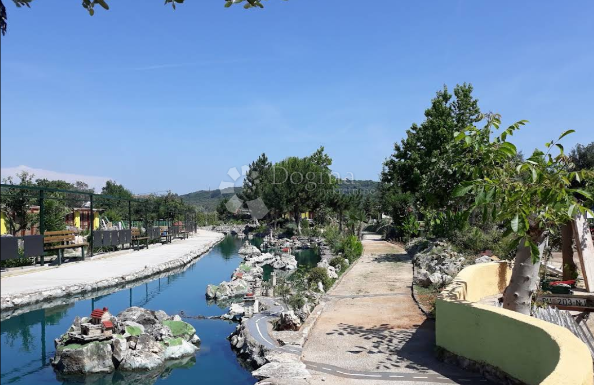 Istrsko posestvo velikosti 5000 m² z več stavbami in parkom