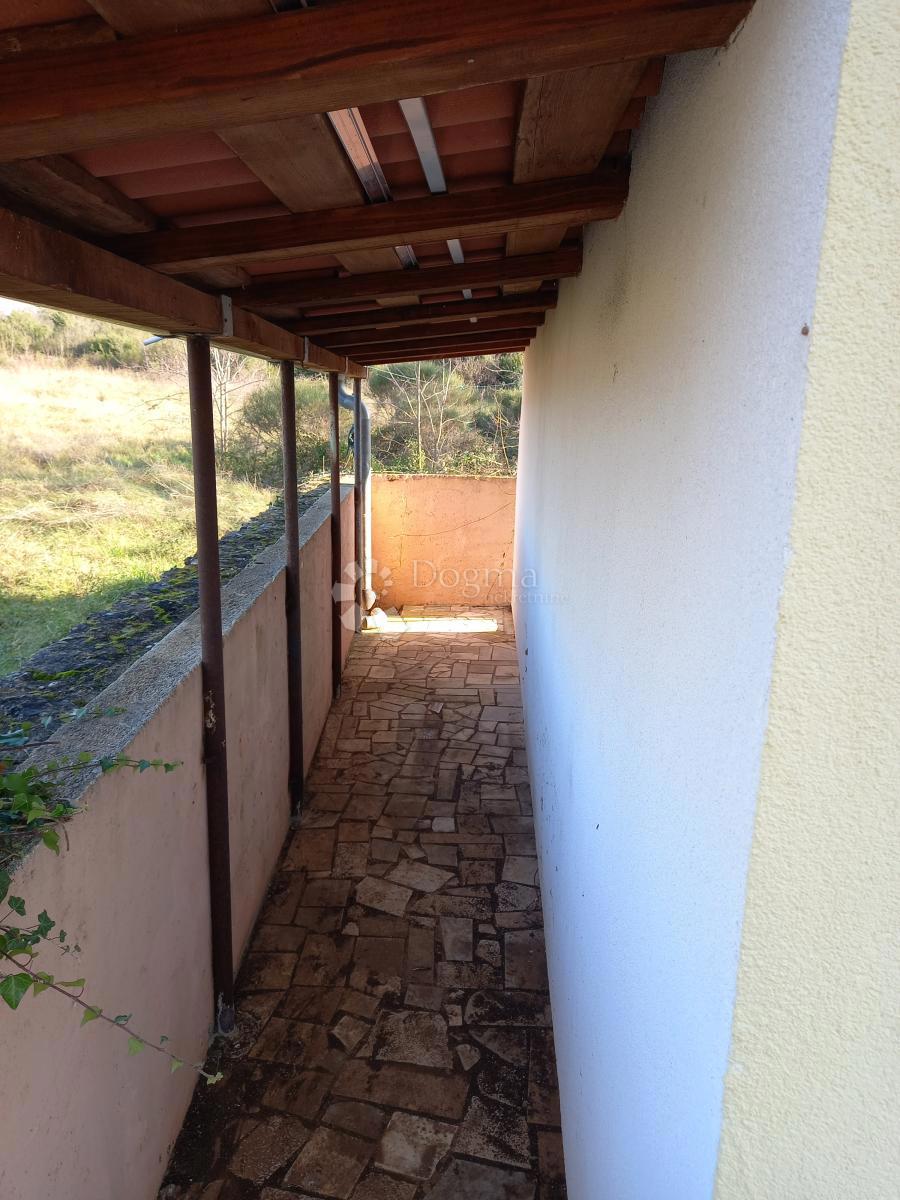 Istrsko posestvo velikosti 5000 m² z več stavbami in parkom