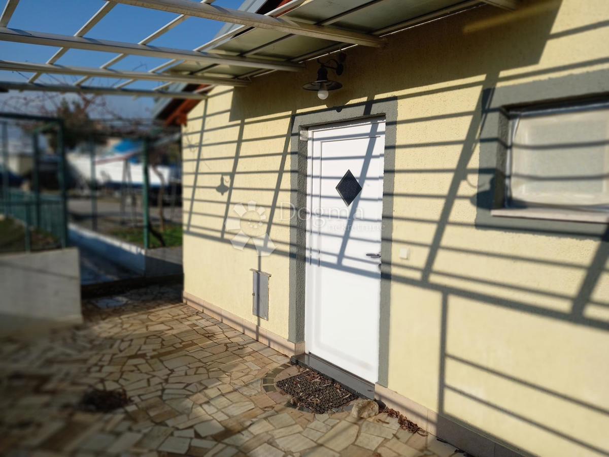 Istrsko posestvo velikosti 5000 m² z več stavbami in parkom