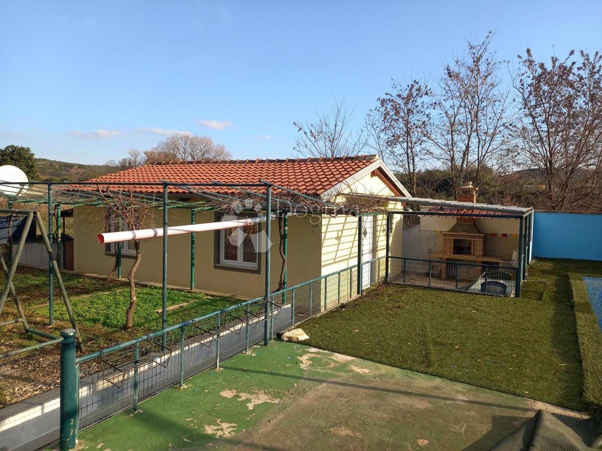 Istrsko posestvo velikosti 5000 m² z več stavbami in parkom