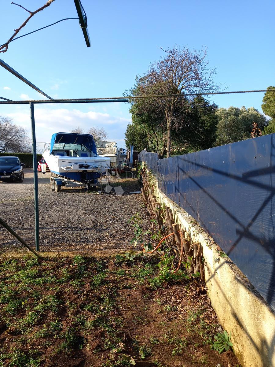 Istrsko posestvo velikosti 5000 m² z več stavbami in parkom