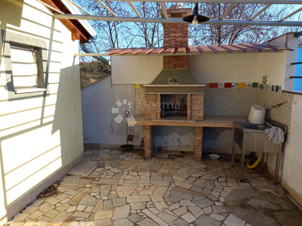 Istrsko posestvo velikosti 5000 m² z več stavbami in parkom