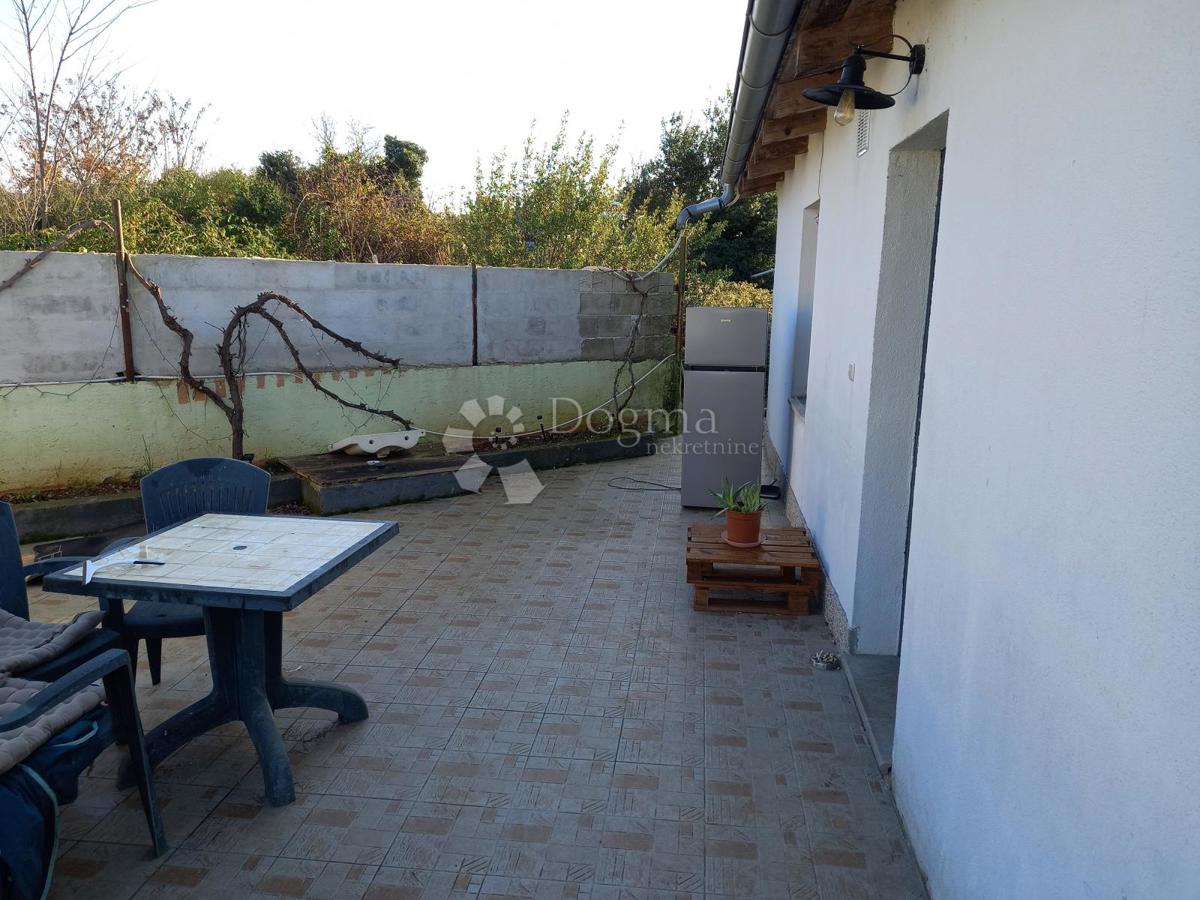 Istrsko posestvo velikosti 5000 m² z več stavbami in parkom