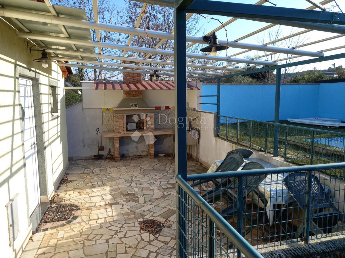 Istrsko posestvo velikosti 5000 m² z več stavbami in parkom