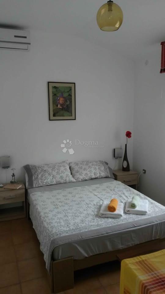 Istrsko posestvo velikosti 5000 m² z več stavbami in parkom