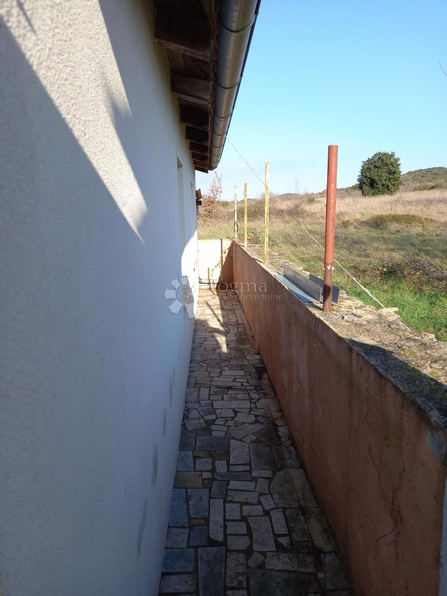 Istrsko posestvo velikosti 5000 m² z več stavbami in parkom