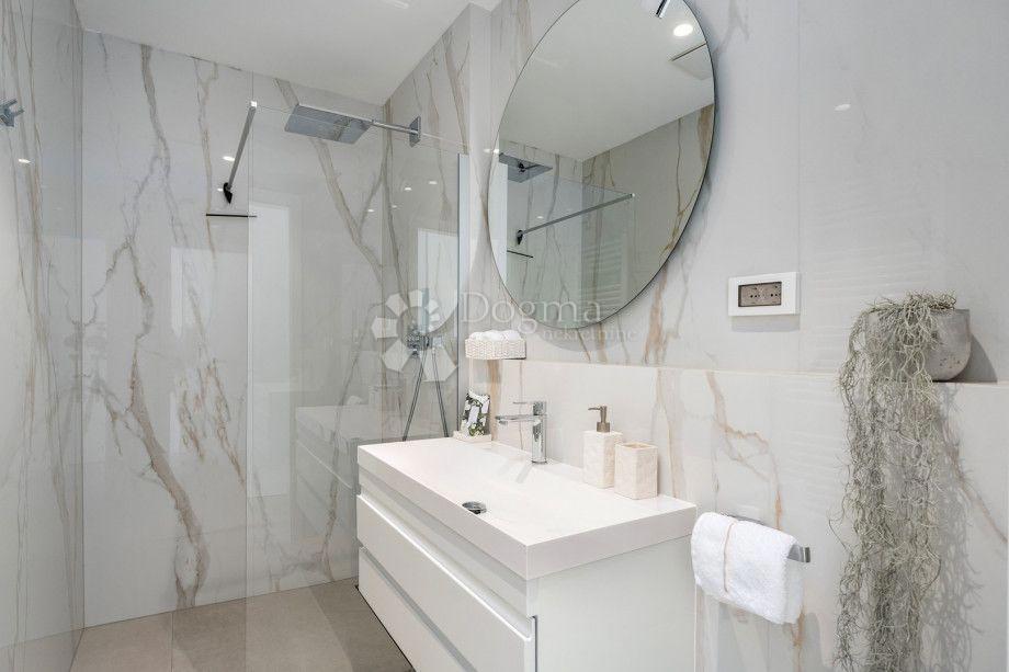 Hiša Jesenice, Dugi Rat, 450m2