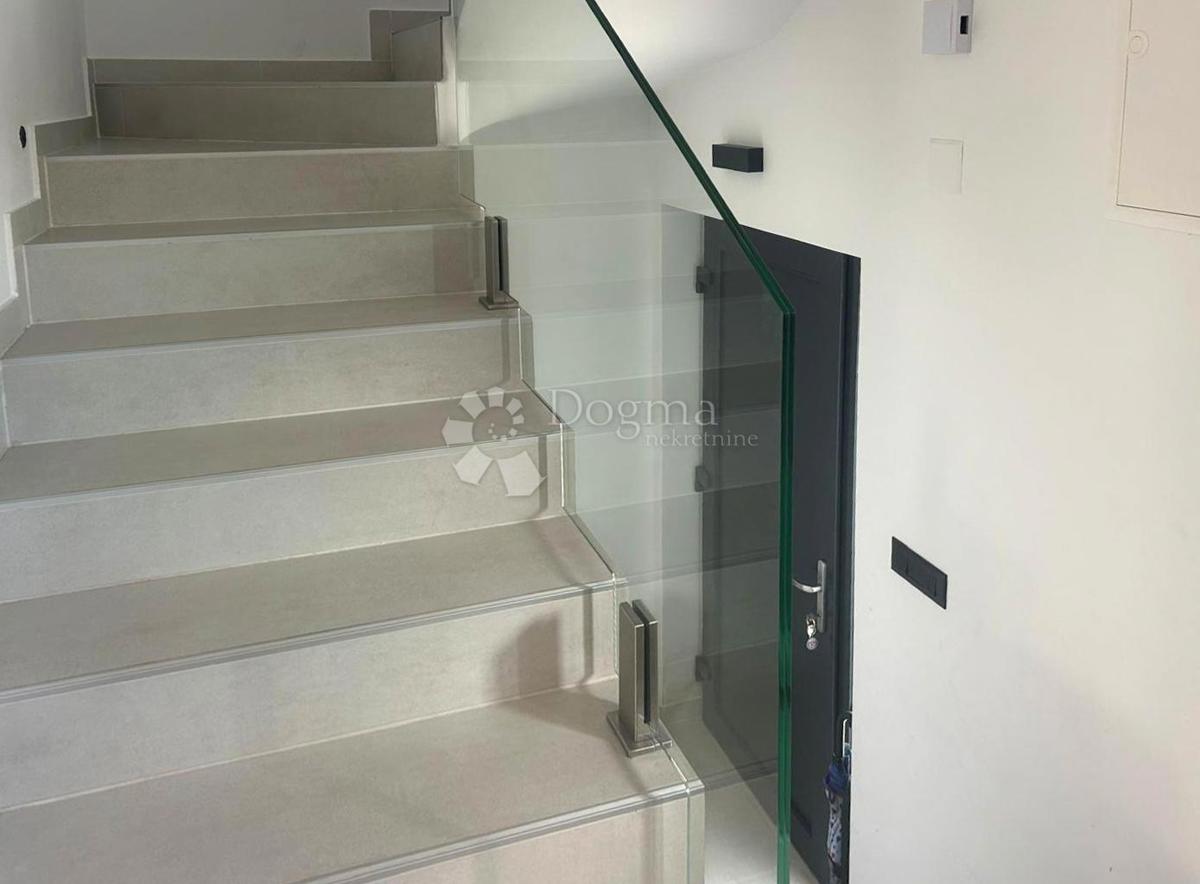 Hiša Orehovica, Rijeka, 180m2