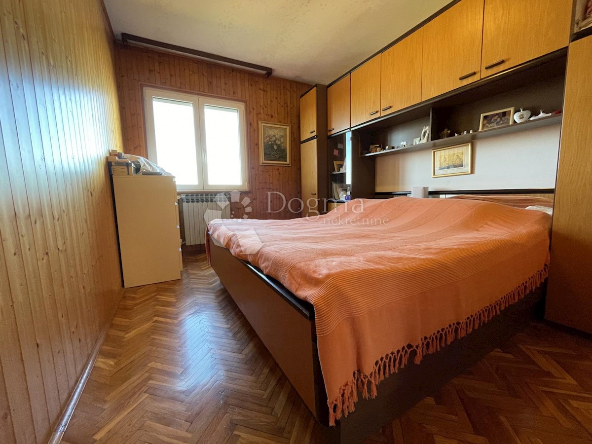 HIŠA Z 2 STANOVANJAMA IN POSLOVNIM PROSTOROM