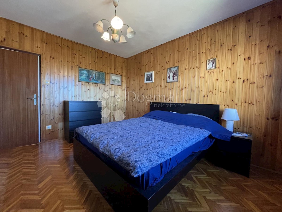 HIŠA Z 2 STANOVANJAMA IN POSLOVNIM PROSTOROM