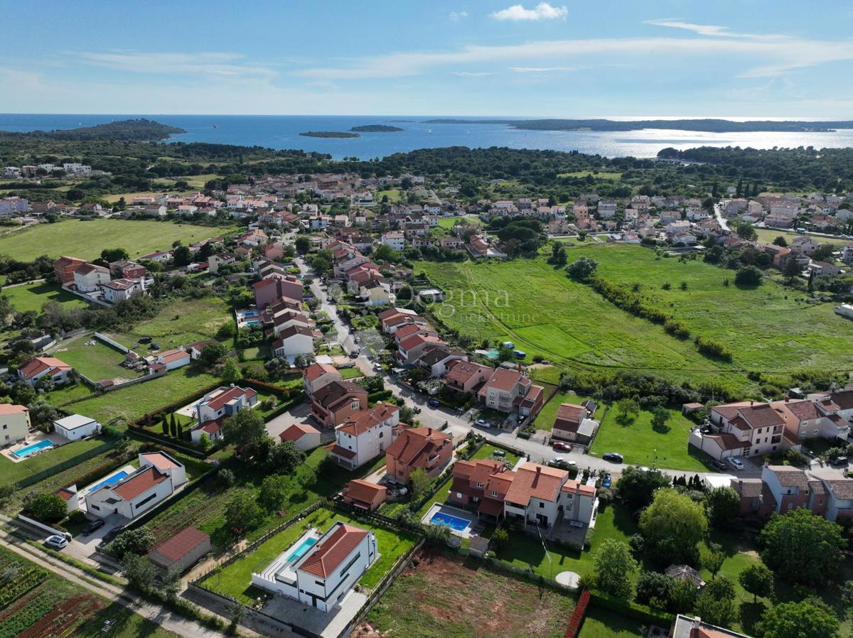 ATRAKTIVNO ZAZIDLJIVO ZEMLJIŠČE V BLIZINI MORJA