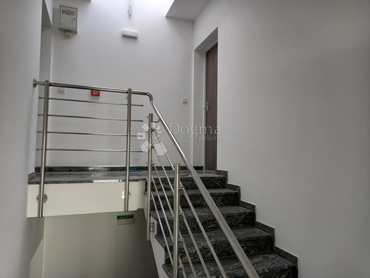Samo pri nas, Crikvenica, novogradnja s parkiriščem