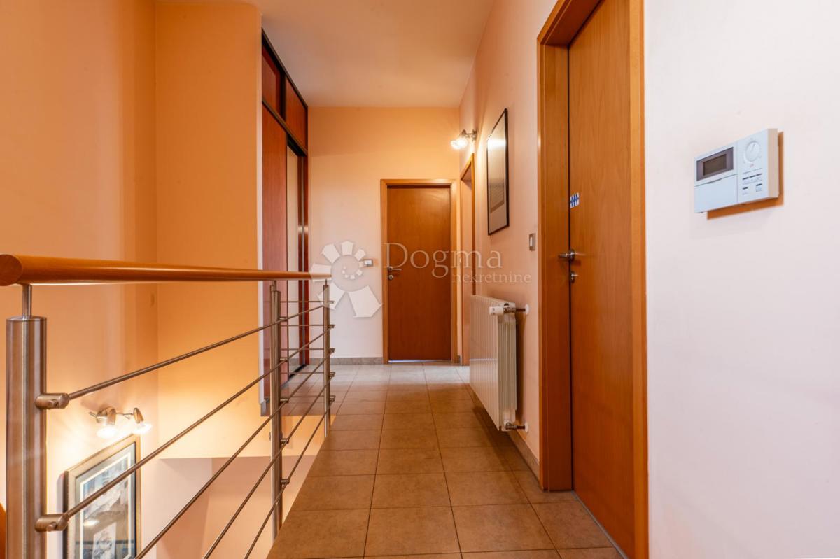 Hiša Kostrena Sveta Lucija, Kostrena, 170m2