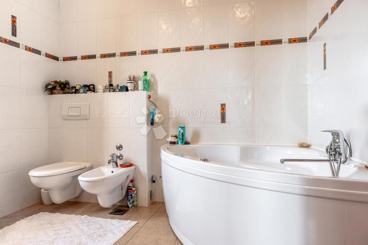 Hiša Kostrena Sveta Lucija, Kostrena, 170m2