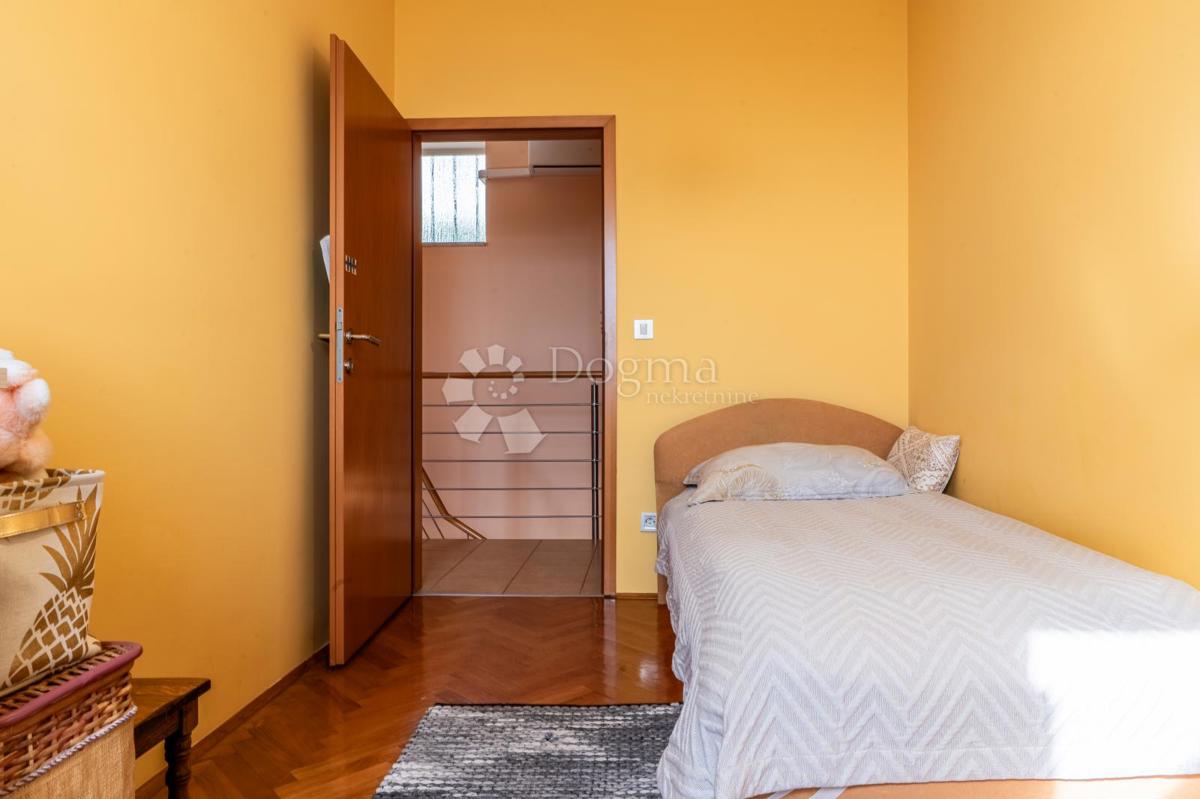 Hiša Kostrena Sveta Lucija, Kostrena, 170m2