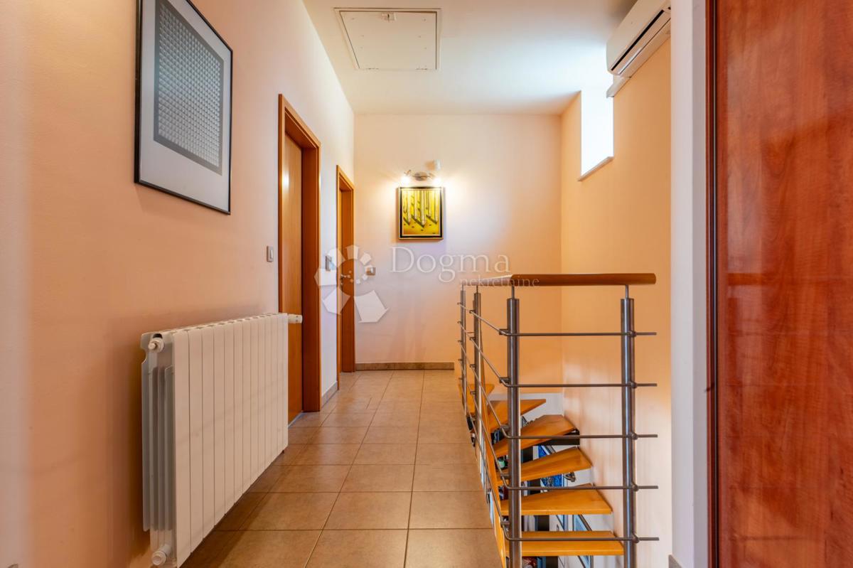 Hiša Kostrena Sveta Lucija, Kostrena, 170m2