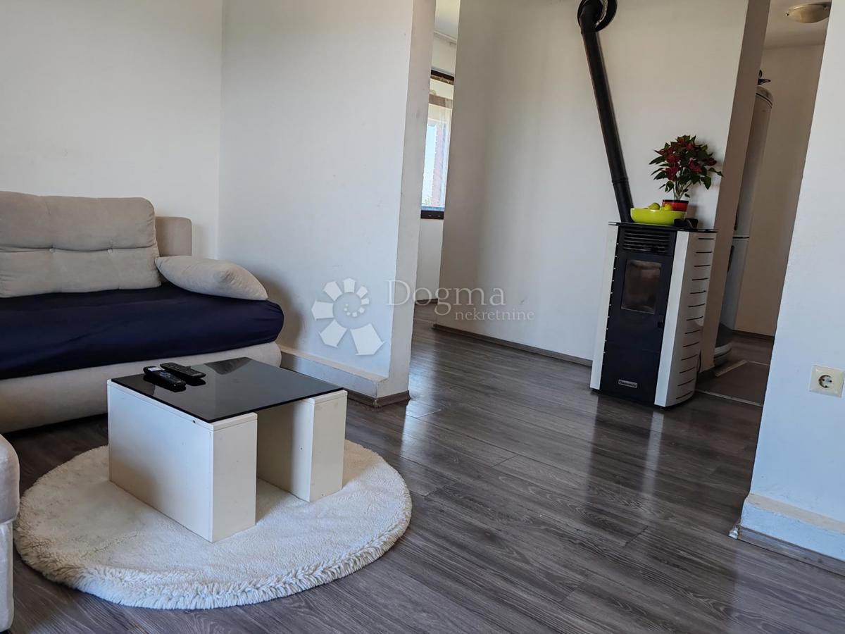 Trisobni apartma z 2 balkonoma in teraso - Crno, Zadar